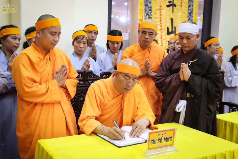 Thầy Thích Trúc Thái Minh thành kính lưu bút tại sổ tang, bày tỏ niềm thương tiếc vô hạn và lòng tri ân sâu sắc trước công đức cao dày của Trưởng lão Hòa thượng Thích Thanh Dục