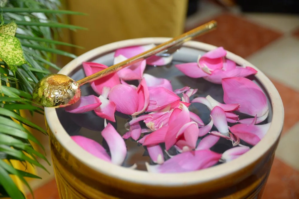 Khi ta sử dụng nước cúng dường tắm Phật với lòng thành kính và đức tin trong sạch thì rất tốt đẹp (ảnh minh họa)