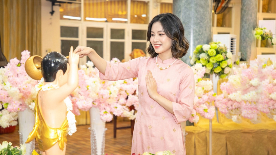 Dâng nước cúng dường tắm Phật cũng như đang gột rửa tâm hồn (ảnh minh họa)