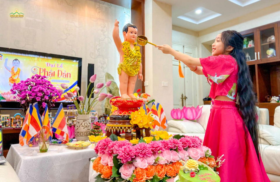 Dùng gáo múc nước rồi nhẹ nhàng rưới nước từ vai tượng xuống (ảnh minh họa)
