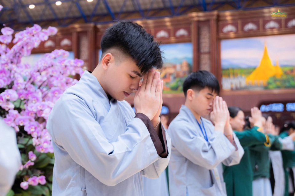 Đưa hai tay đang chắp lên ngang trán, đầu ngón tay chạm vào giữa hai lông mày, đầu hơi cúi nhẹ