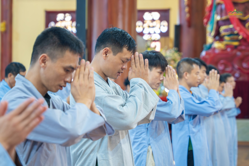 Lễ Phật giúp ta khởi duyên được thân cận các bậc thiện tri thức (ảnh minh họa)