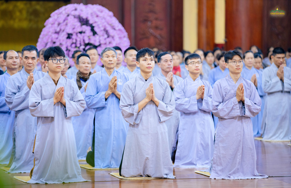 Quỳ thẳng đứng, hai tay chắp trước ngực