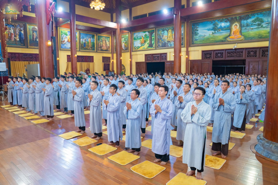 Chuẩn bị ở tư thế đứng trang nghiêm, chân chụm hình chữ V, chắp tay trước ngực (ảnh minh họa)