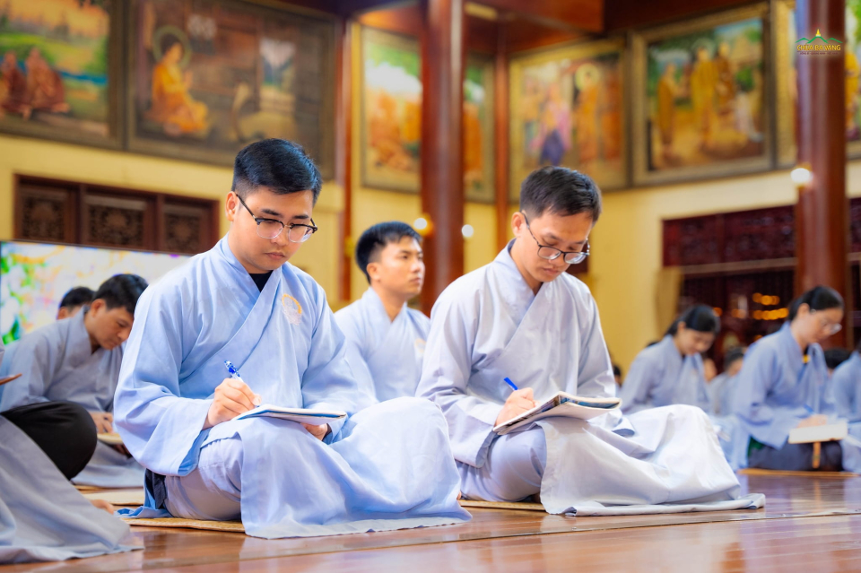 Nên quy y Tam Bảo, học lời Phật dạy để dần dần ra khỏi, không chìm đắm trong biển dục (ảnh minh họa)