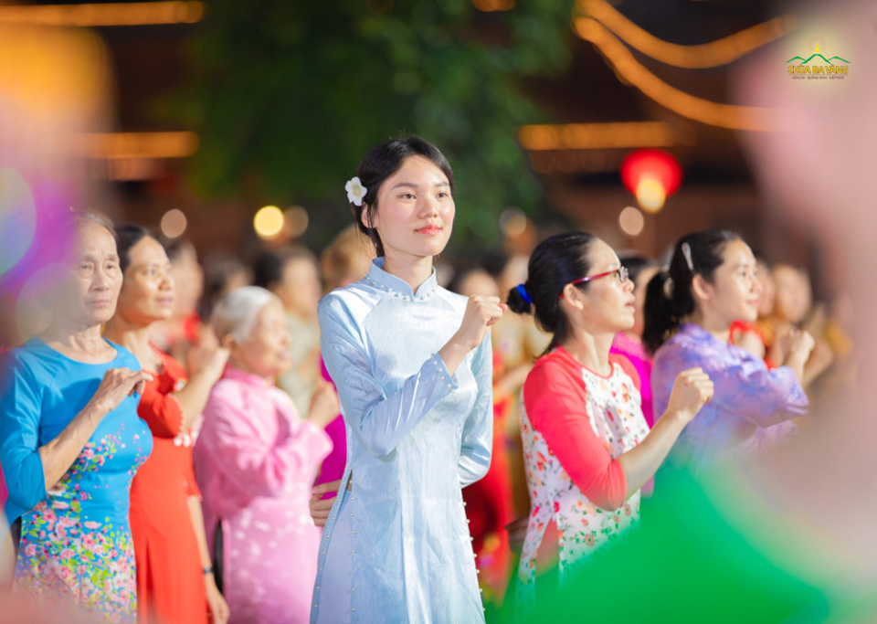 Bạn Bùi Thúy An xúc động tham gia ca mừng khánh đản