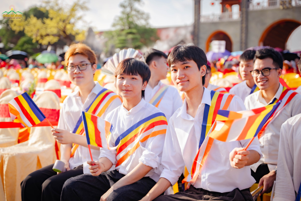 Đức Trung (hàng 1, ngoài cùng bên phải) cùng các bạn chụp ảnh kỷ niệm trước khi chương trình diễn ra