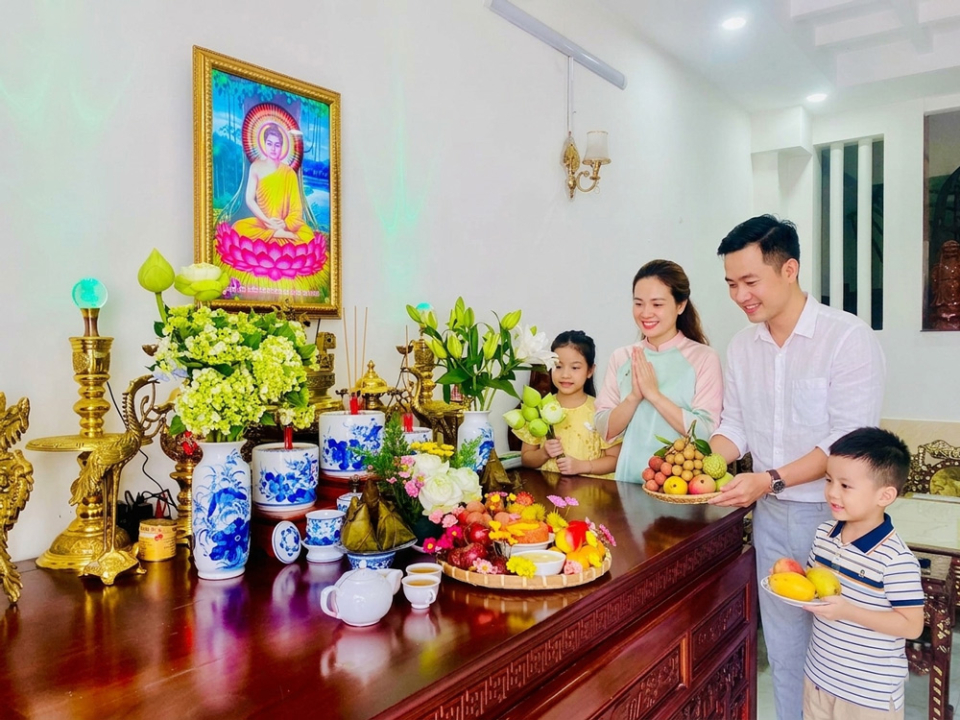 Trong dịp tết Đoan ngọ, chúng ta nên thu hoạch hoa trái đầu mùa dâng lên cúng tổ tiên (ảnh minh họa)
