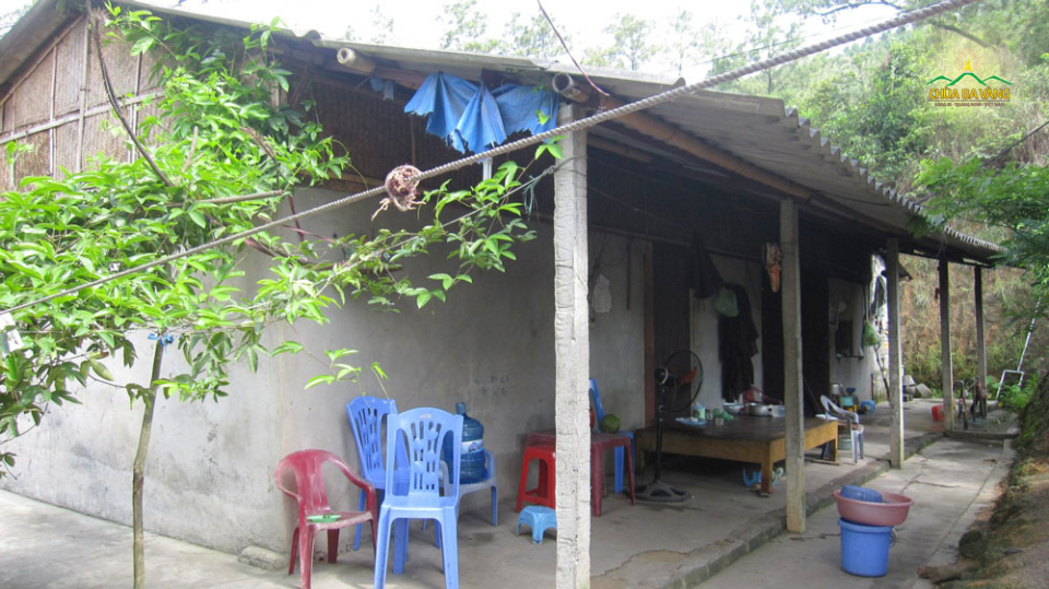 Cơ sở vật chất đơn sơ của chùa Ba Vàng thuở ban đầu