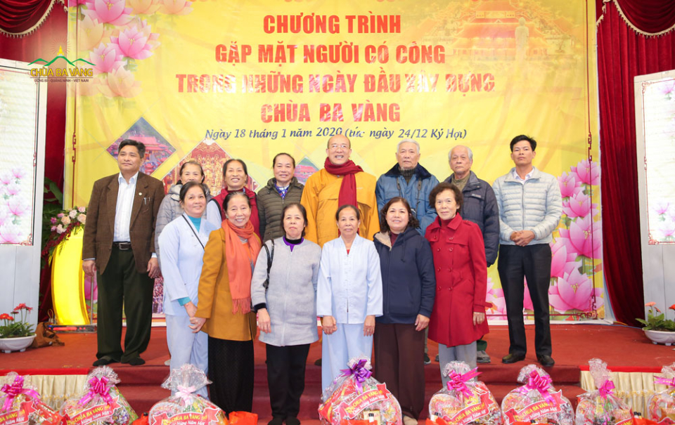 Sư Phụ tặng quà và chụp ảnh lưu niệm cùng những người Phật tử trong thời kỳ đầu tiên Sư Phụ mới ra nhận chùa