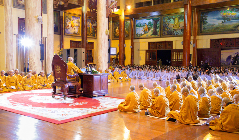 Chính điện chùa Ba Vàng ngày nay đã chật kín Phật tử vào các lễ và ngày tu học hàng tháng