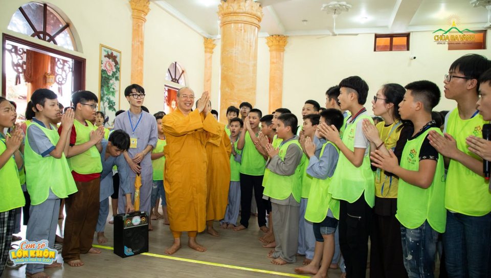 Các bạn khóa sinh rất hoan hỷ và hạnh phúc khi Thầy tới