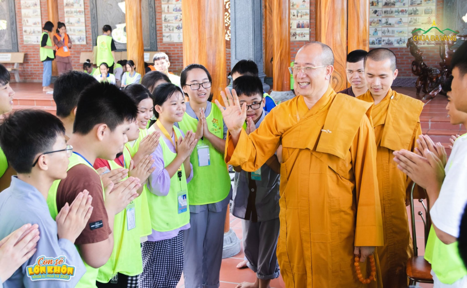 Thầy quan tâm và ân cần hỏi thăm các bạn khóa sinh