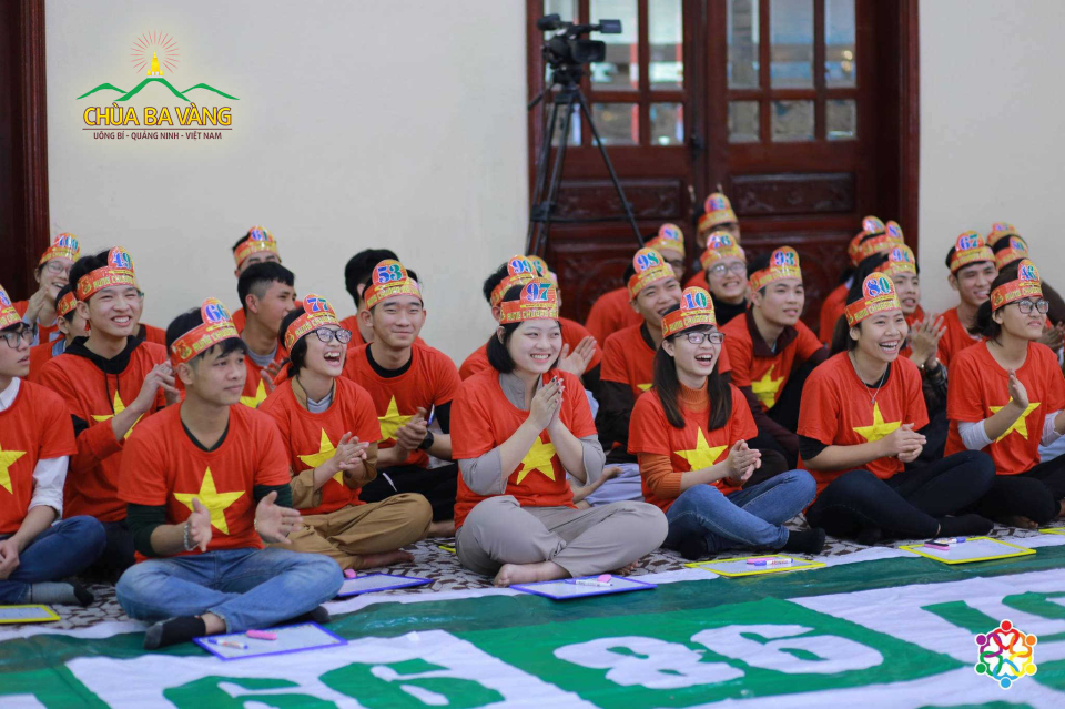 Các bạn khóa sinh vô cùng hào hứng khi tham gia gameshow 