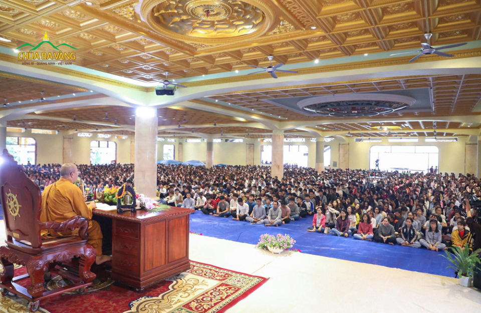 Hàng nghìn khóa sinh về chùa nghe Thầy Thích Trúc Thái Minh giảng Pháp trong khóa tu một ngày