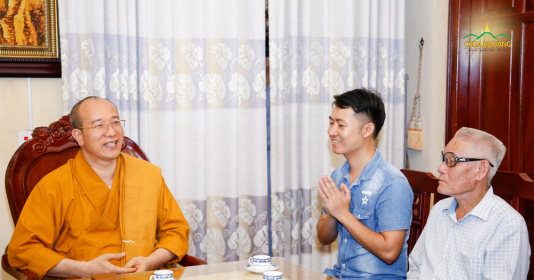 Phật tử Phùng Văn Lam được gặp Sư Phụ tại phòng khách chùa Ba Vàng
