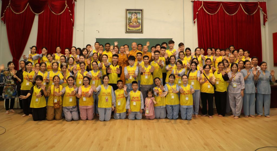 Hùng và các bạn trẻ trong CLB Tuệ Tâm chụp ảnh cùng Sư Phụ Thích Trúc Thái Minh, Sư Ông Thích Trúc Bảo Giác, và Sư Ông Thích Trúc Bảo Chung