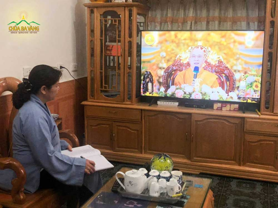 Phật tử Đặng Thị Hồng Phương chăm chú lắng nghe và ghi chép lại những lời Pháp nhũ từ lời giảng của Sư Phụ Thích Trúc Thái Minh