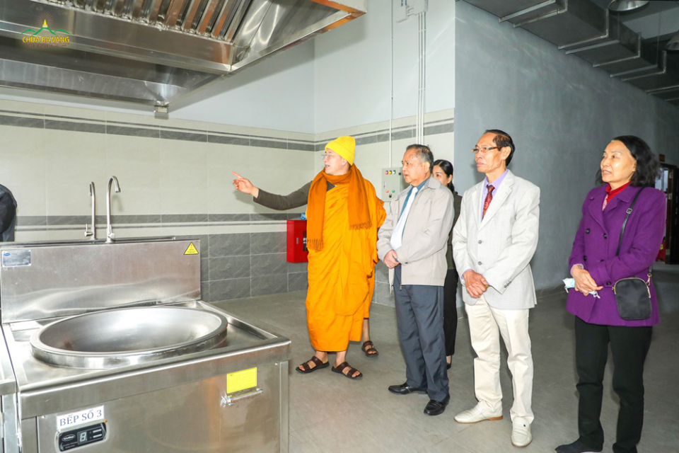 Sư Phụ giới thiệu với đoàn về khu nhà bếp, chùa Ba Vàng