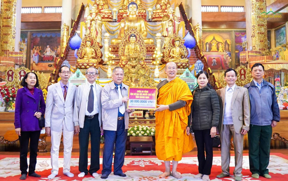 Sư Phụ thay mặt chư Tăng Ni, Phật tử chùa Ba Vàng ủng hộ 30 triệu đồng cho Lễ kỉ niệm 80 năm Ngày Người cao tuổi Việt Nam và Đại hội Người cao tuổi tỉnh Quảng Ninh. Thông qua đây, Sư Phụ chúc Hội Người cao tuổi tỉnh tiếp tục phát huy tinh thần “Tuổi cao - gương sáng”, làm tấm gương mẫu mực về đạo đức cho thế hệ trẻ noi theo và tiếp tục đóng góp tích cực vào công cuộc xây dựng Quảng Ninh ngày càng giàu đẹp, văn minh
