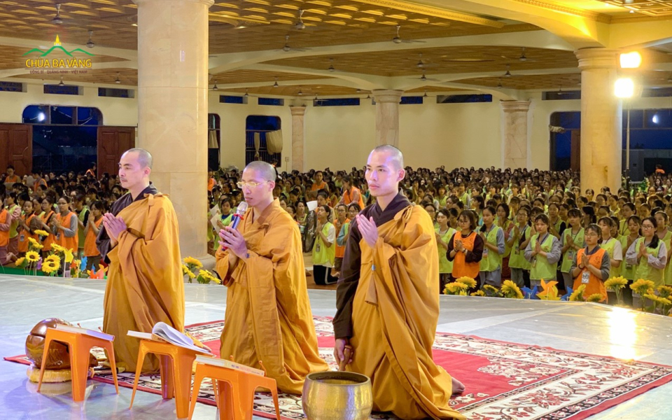 Các bạn khóa sinh trang nghiêm tham dự thời khóa lễ Phật, tọa thiền trong Khóa tu mùa hè lần 2 năm 2019 tại chùa Ba Vàng
