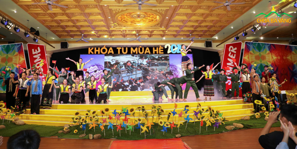 Các bài hát về tình yêu quê hương, đất nước được các bạn khóa sinh thể hiện trong Khóa tu mùa hè