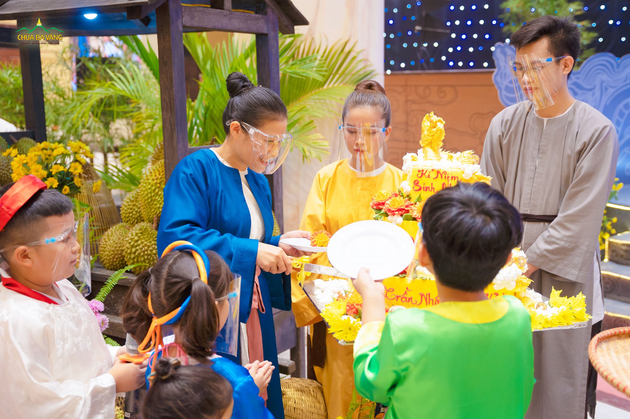 Được sự chỉ dạy trên Sư Phụ, Phật tử Phạm Thị Yến - Chủ nhiệm CLB Cúc Vàng tiếp tục tổ chức cho các Phật tử và con em Phật tử tham dự chương trình vui liên hoan