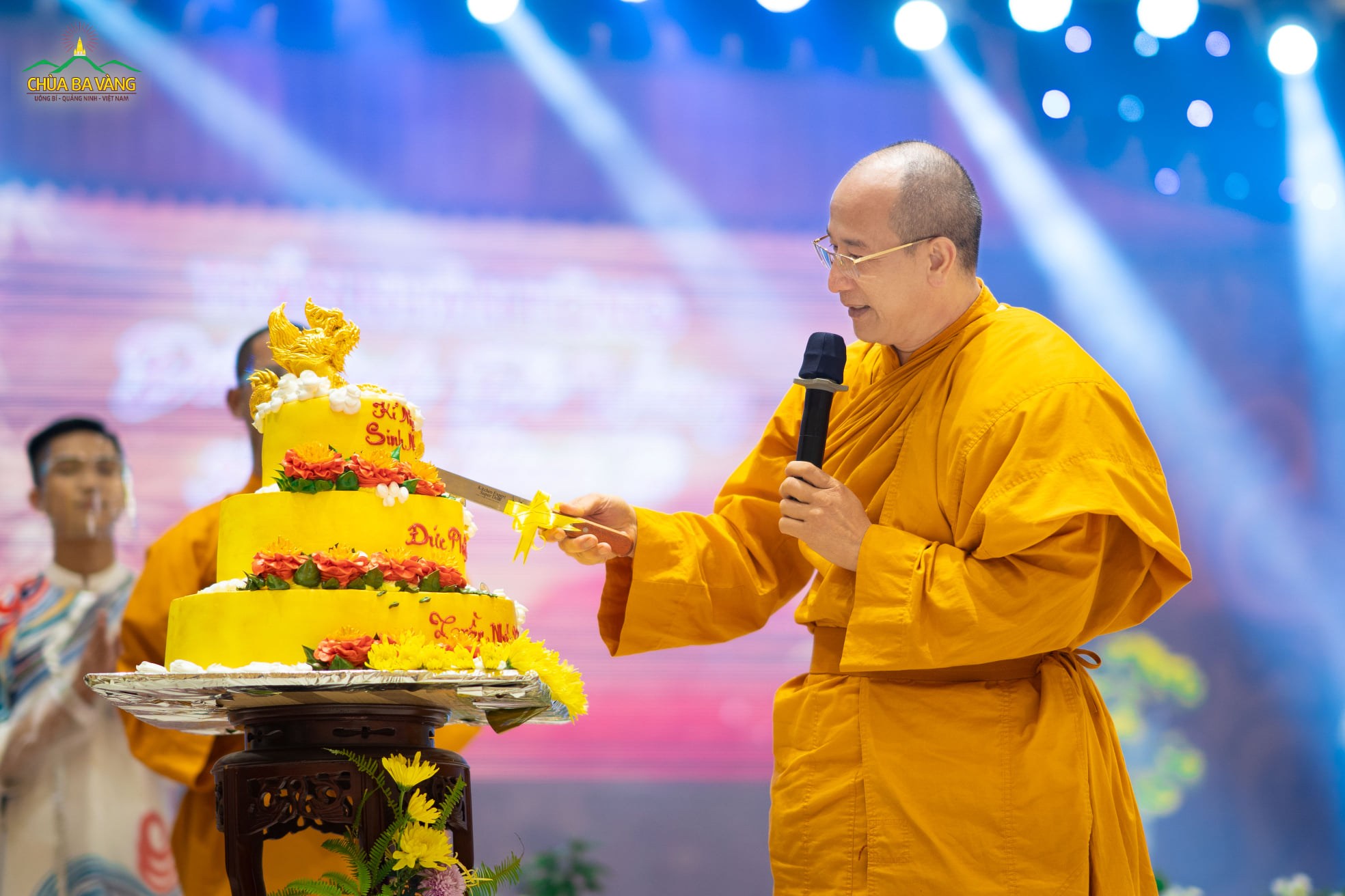 Sư Phụ Thích Trúc Thái Minh cắt bánh kỷ niệm sinh nhật Đức Phật Hoàng Trần Nhân Tông làm bốn phần tượng trưng cho bốn chân lý Đức Phật đã chứng ngộ đồng thời cũng là mong nguyện cho bốn phương đều được hòa hợp