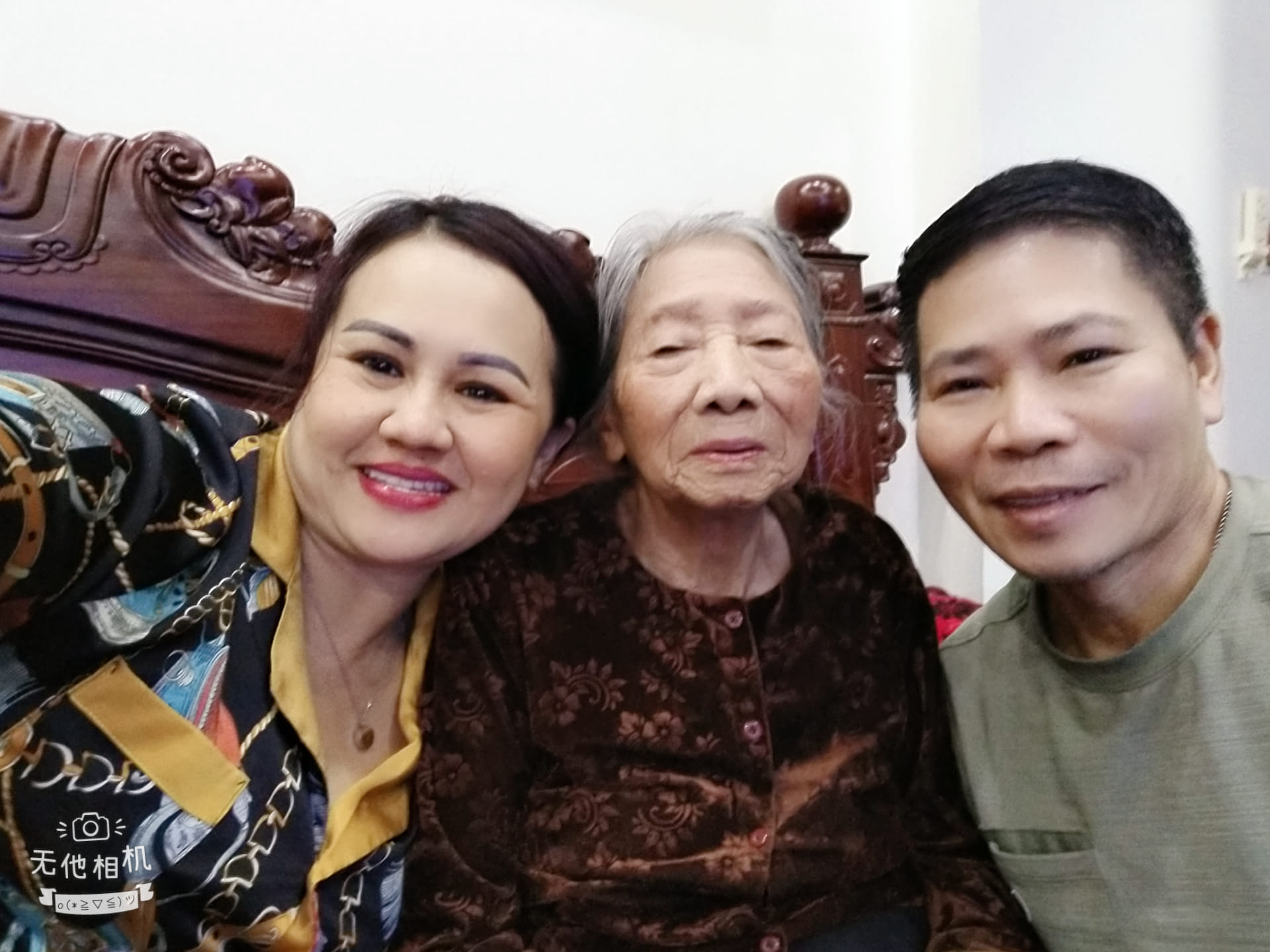 Gia đình hạnh phúc khi mẹ khỏi nghiệp bệnh lú lẫn tuổi già