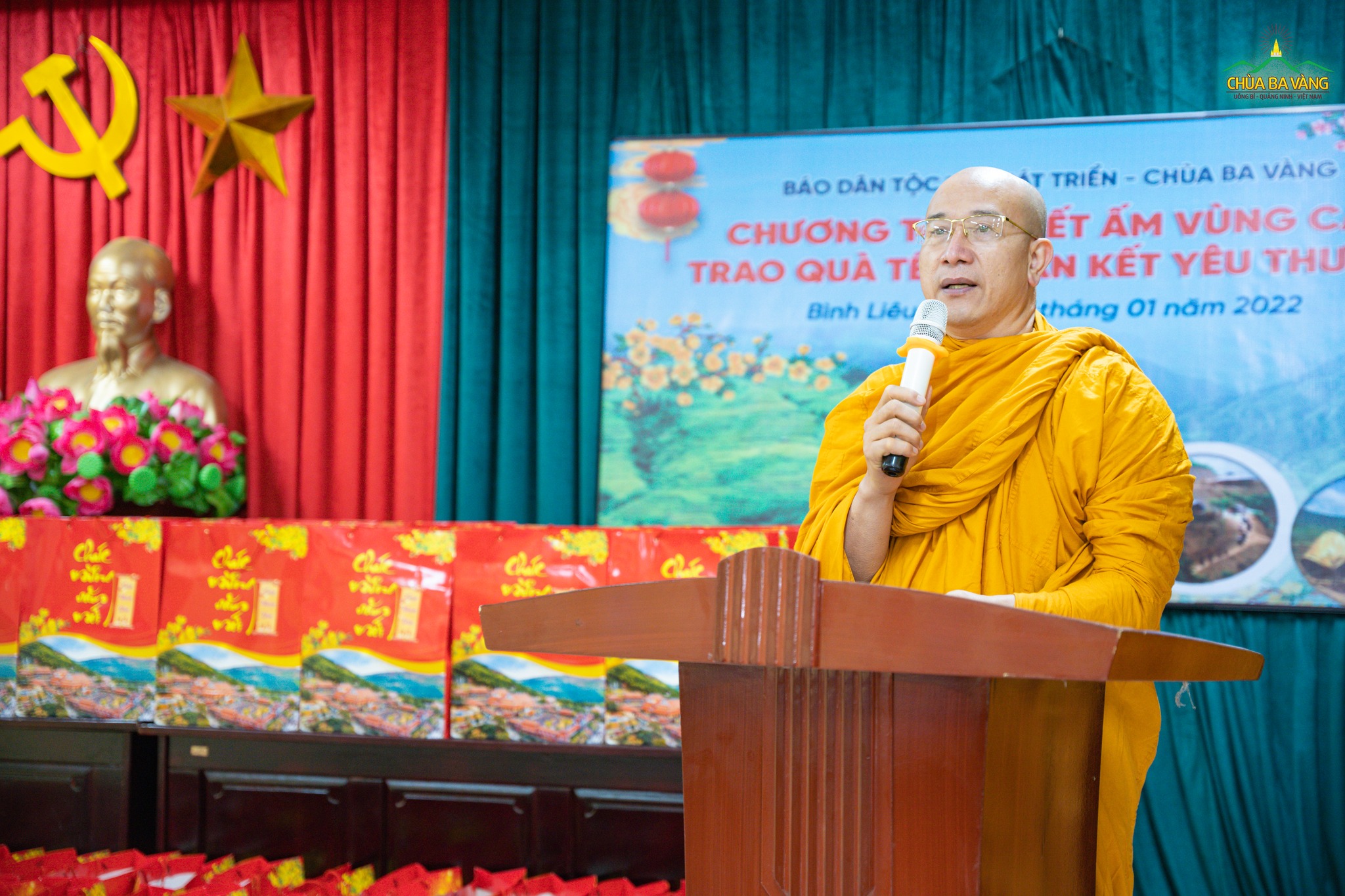 Sư Phụ Thích Trúc Thái Minh phát biểu tại chương trình trao tặng quà Tết