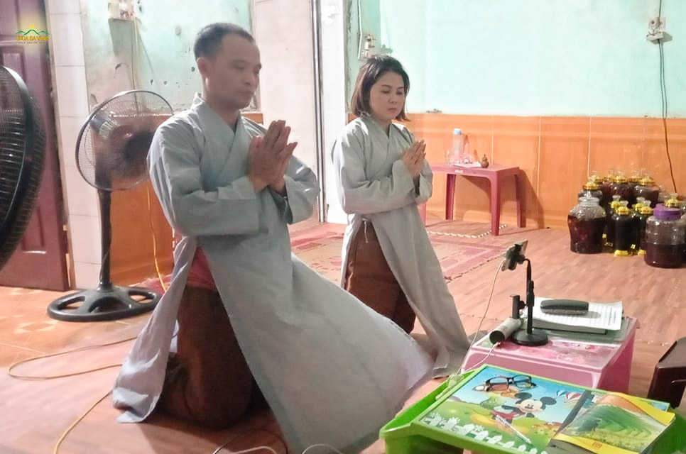 Hai vợ chồng chị Hoàng Thị Hương tinh tấn tu tập Phật Pháp tại nhà