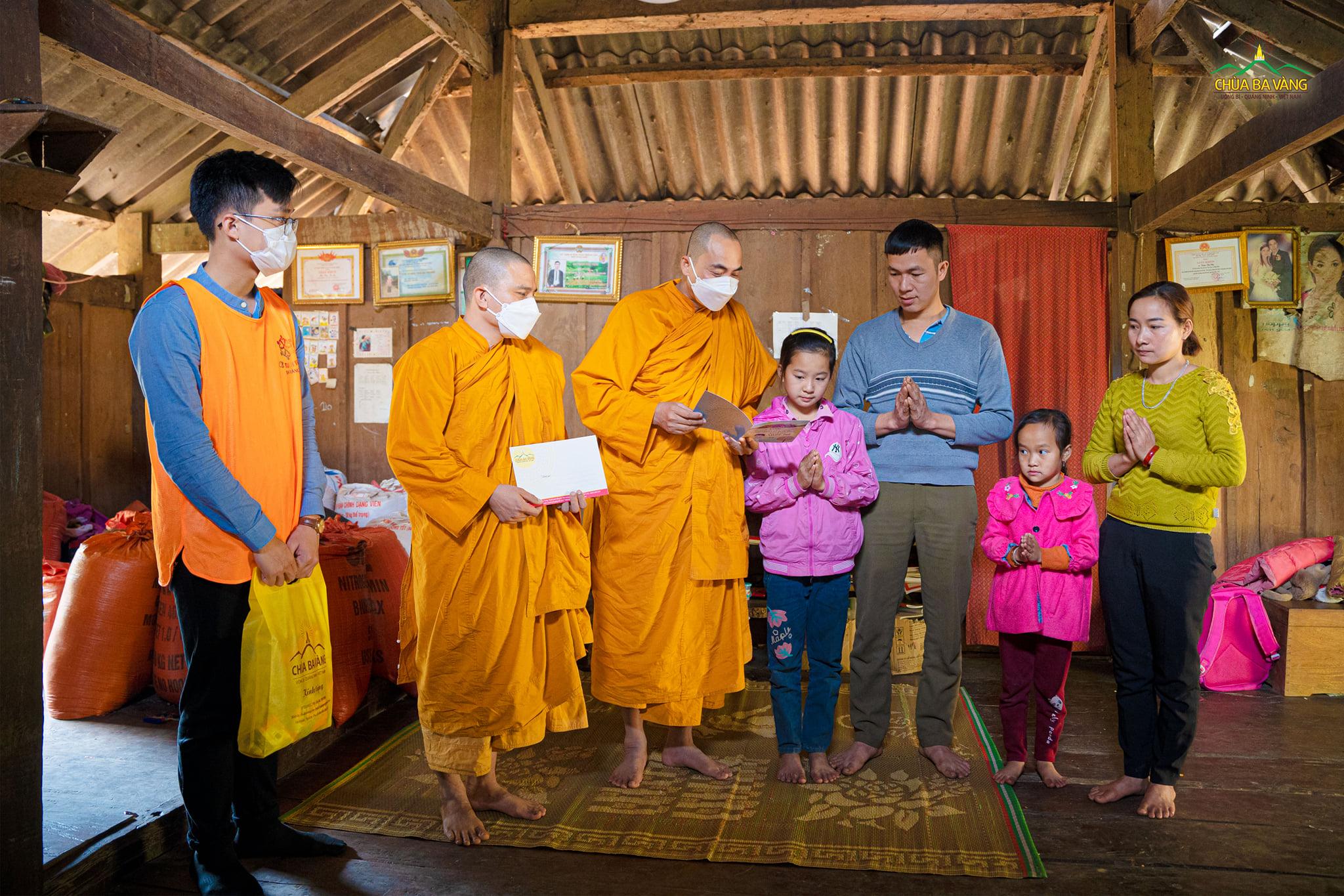 Chư Tăng chùa Ba Vàng trao quà và dạy các em nhỏ đọc kinh Điềm Lành