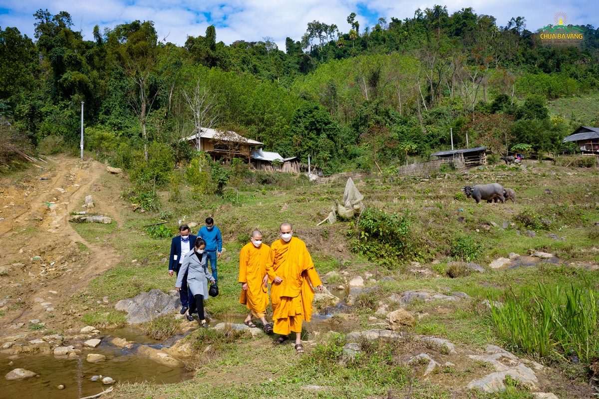 Vượt qua những con đường đồi nhỏ hẹp, quanh co, đoàn từ thiện đã đến thăm từng ngôi nhà ở sâu trong núi