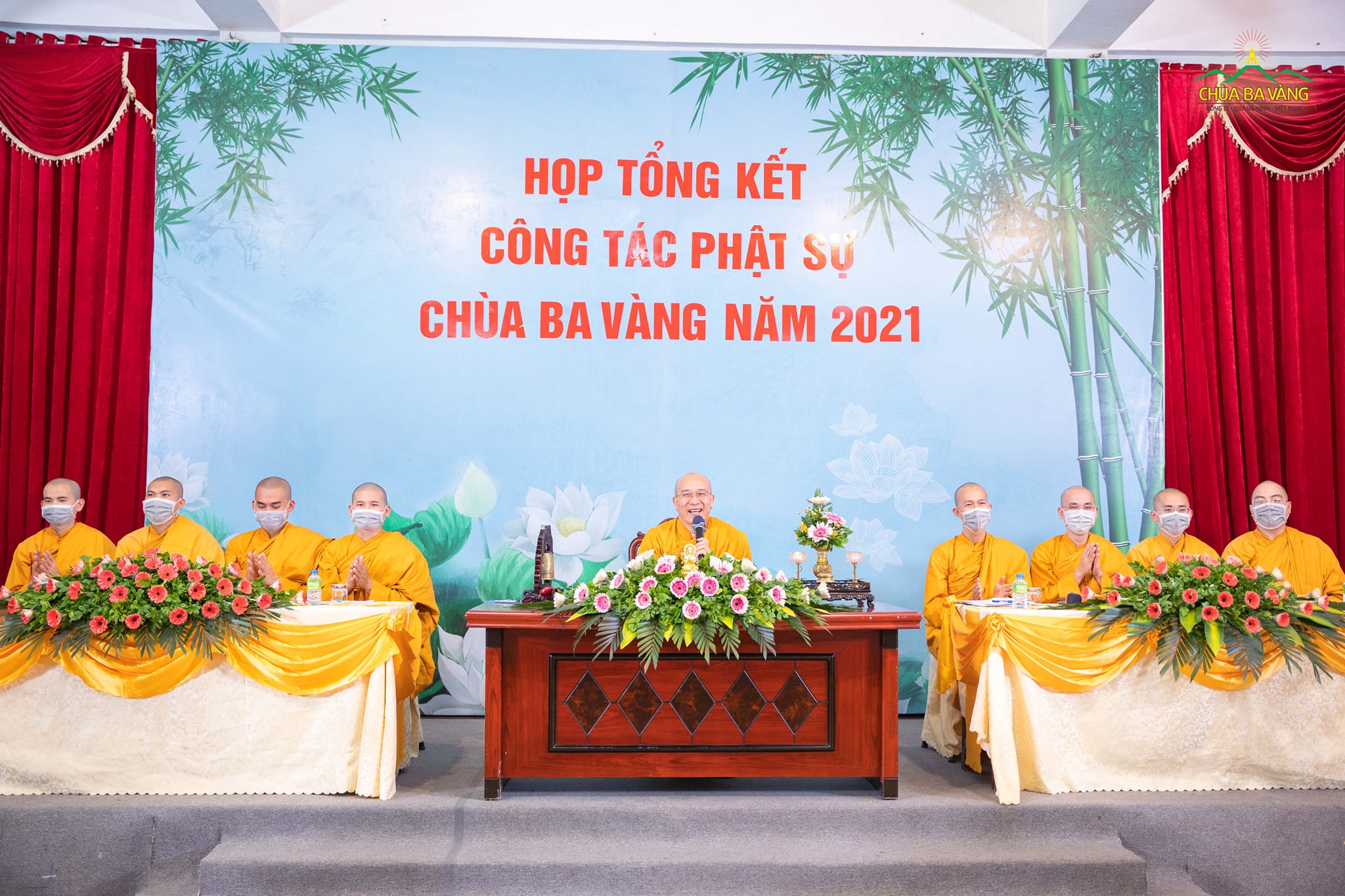 Lắng nghe báo cáo tổng kết các hoạt động Phật sự của chùa Ba Vàng trong năm 2021 vừa qua, Sư Phụ Thích Trúc Thái Minh dành lời tán dương trước công đức tu tập của chư Tăng Ni và công đức hộ trì của Phật tử