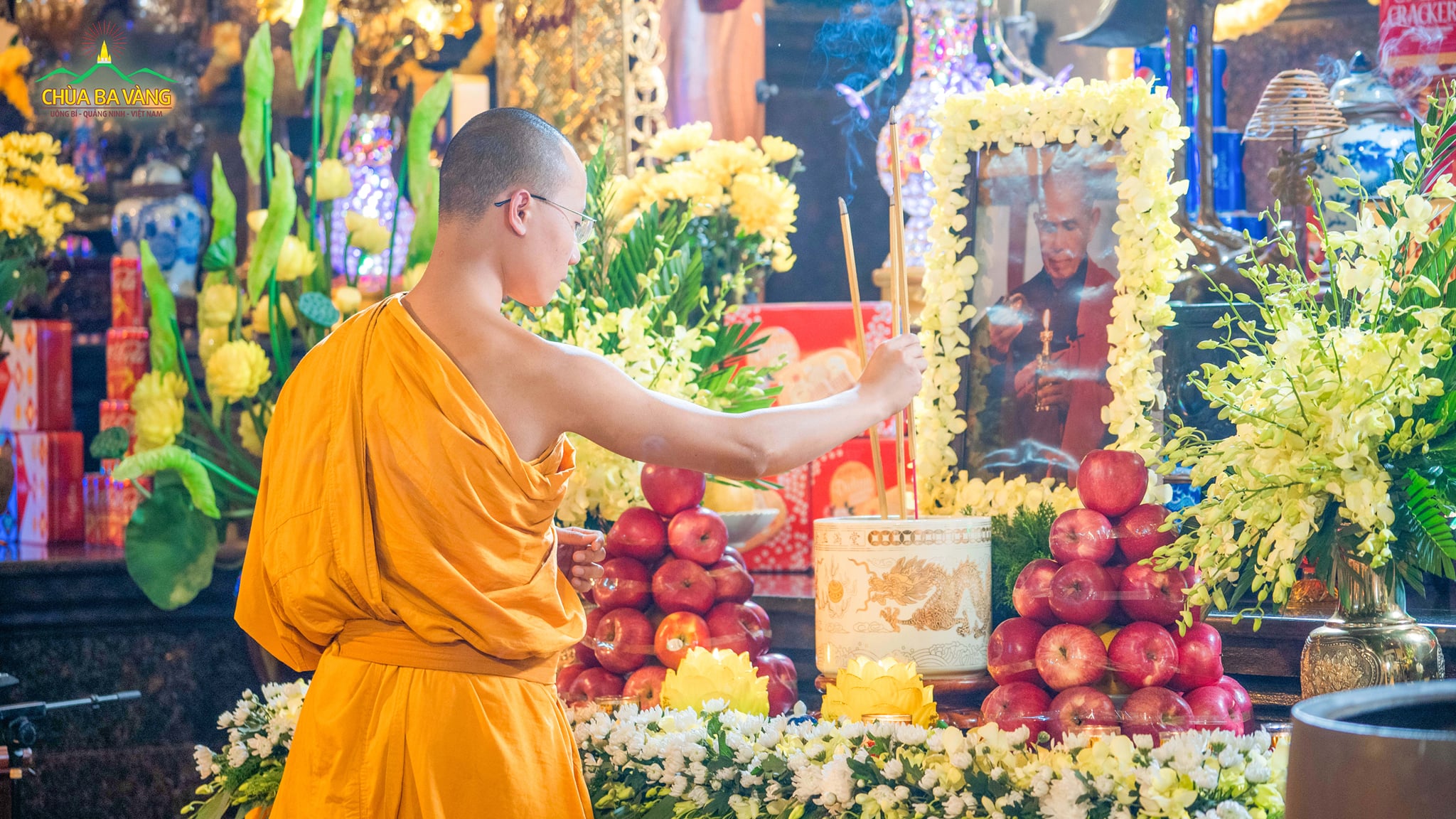 Chư Tăng dâng hương trong lễ tưởng niệm Hoà thượng Thiền sư Thích Nhất Hạnh