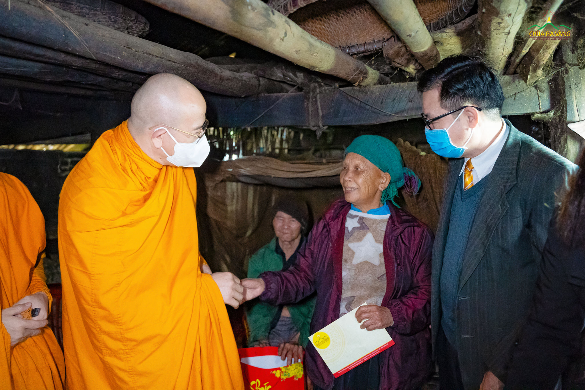 Niềm hạnh phúc hiện trên khuôn mặt của người dân huyện Bình Liêu khi được đón tiếp đoàn từ thiện đến thăm