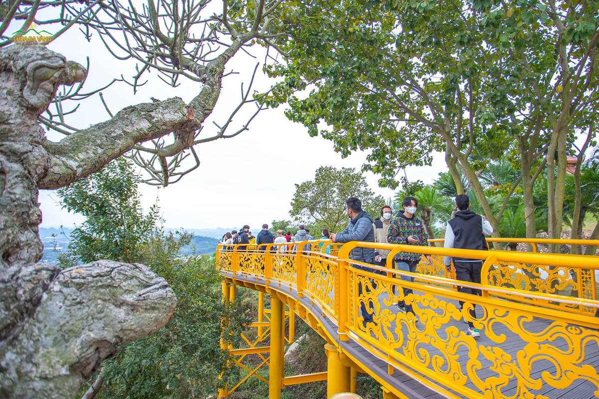 Cây cầu vàng - địa điểm mới tại chùa Ba Vàng cũng thu hút rất nhiều du khách