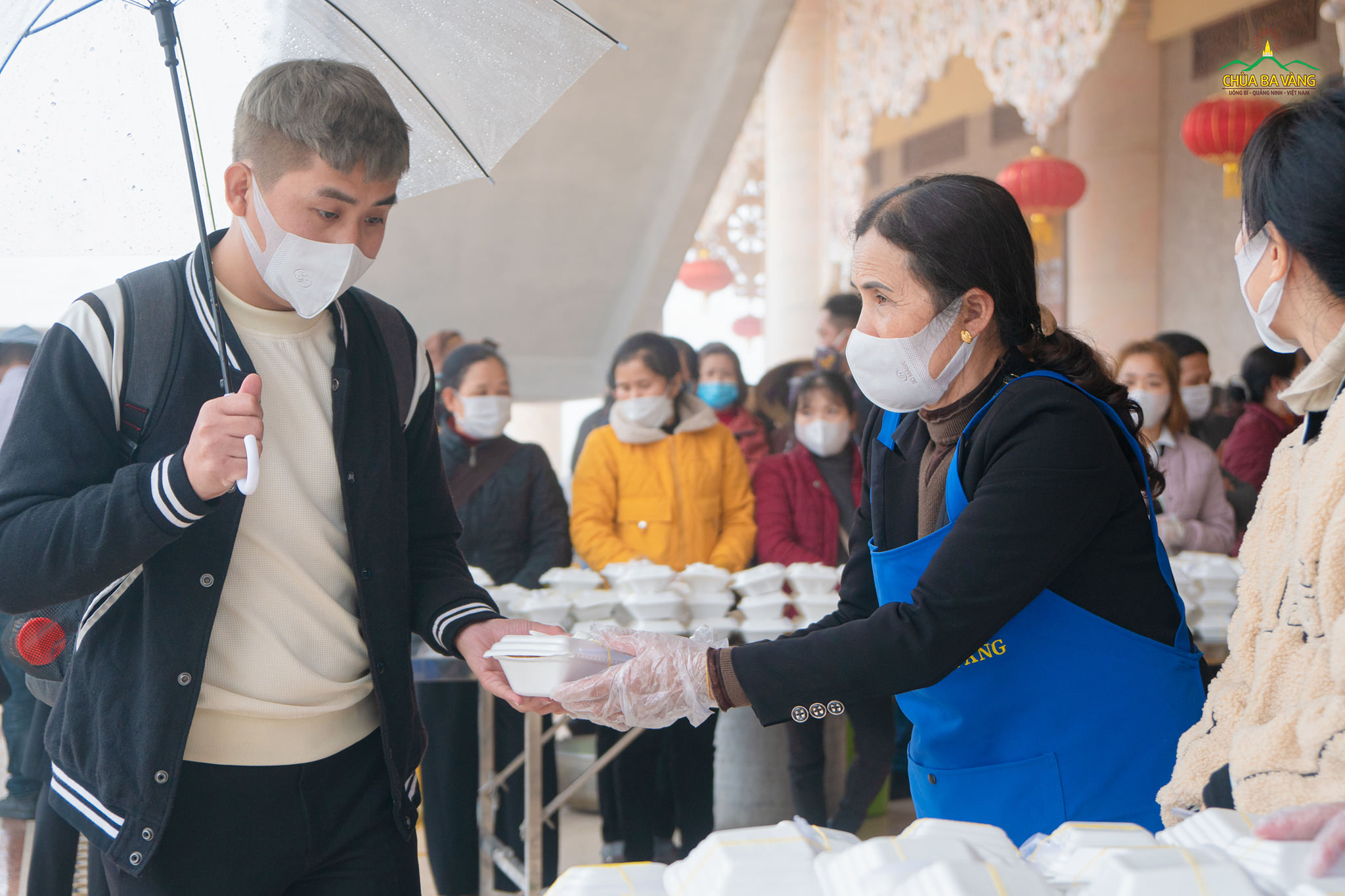 Nhân dân du khách đến các điểm phát cơm miễn phí để nhận bữa trưa từ nhà chùa