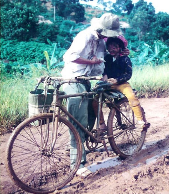 Tuổi thơ của chị Nhi gắn liền với những lần ngồi sau chiếc xe đạp cọc cạch của mẹ đi chữa bệnh (ảnh minh họa)