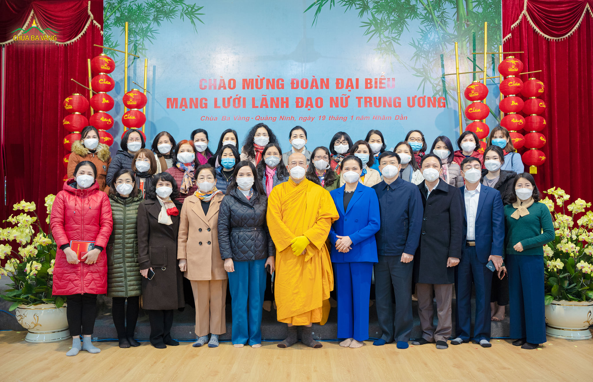 Sư Phụ Thích Trúc Thái Minh chụp ảnh lưu niệm cùng đoàn đại biểu Mạng lưới Lãnh đạo nữ Trung ương đến thăm chùa Ba Vàng
