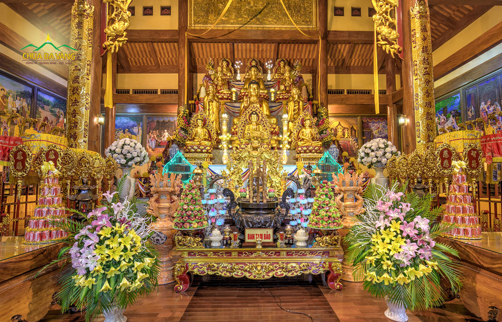 Tượng Đức Phật Dược Sư tại ngôi Tam Bảo (vị trí giữa, hàng cuối cùng nhìn từ trên xuống dưới)
