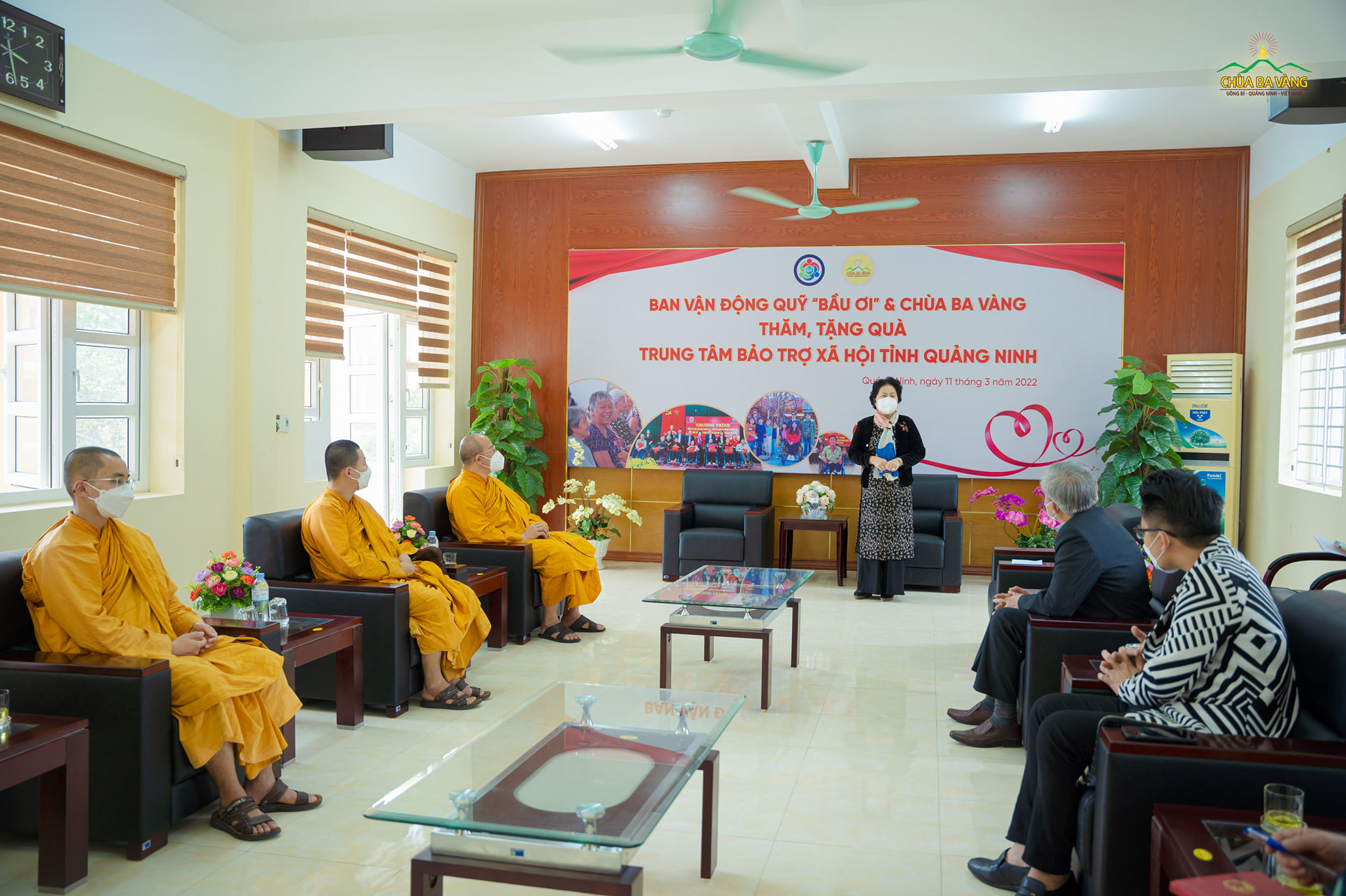 Bà Trương Tuyết Nhung - trưởng Ban Vận động quỹ “Bầu ơi” phát biểu tại buổi trao tặng