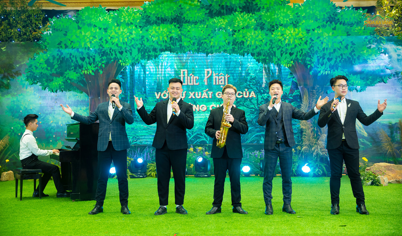 Ca sĩ Quang Định, Văn Thi, Quốc Toản, Hữu Hải và Piano Huy Bách trình diễn nhạc phẩm 