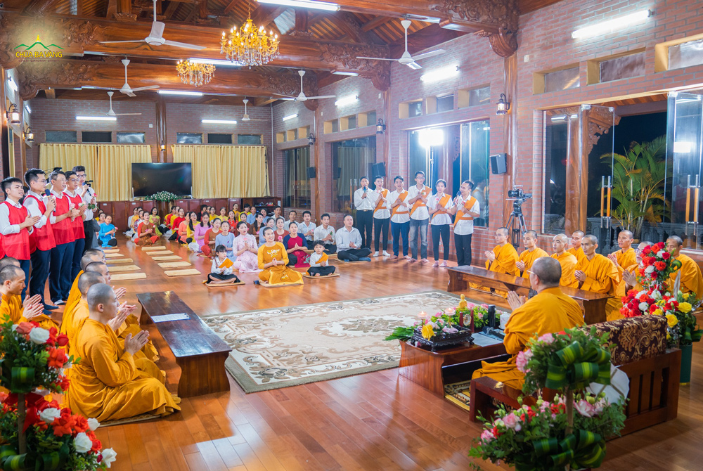 Các Phật tử hoan hỷ vỗ tay theo những lời ca tiếng hát của các bạn trẻ cúng dường Thầy Thích Trúc Thái Minh