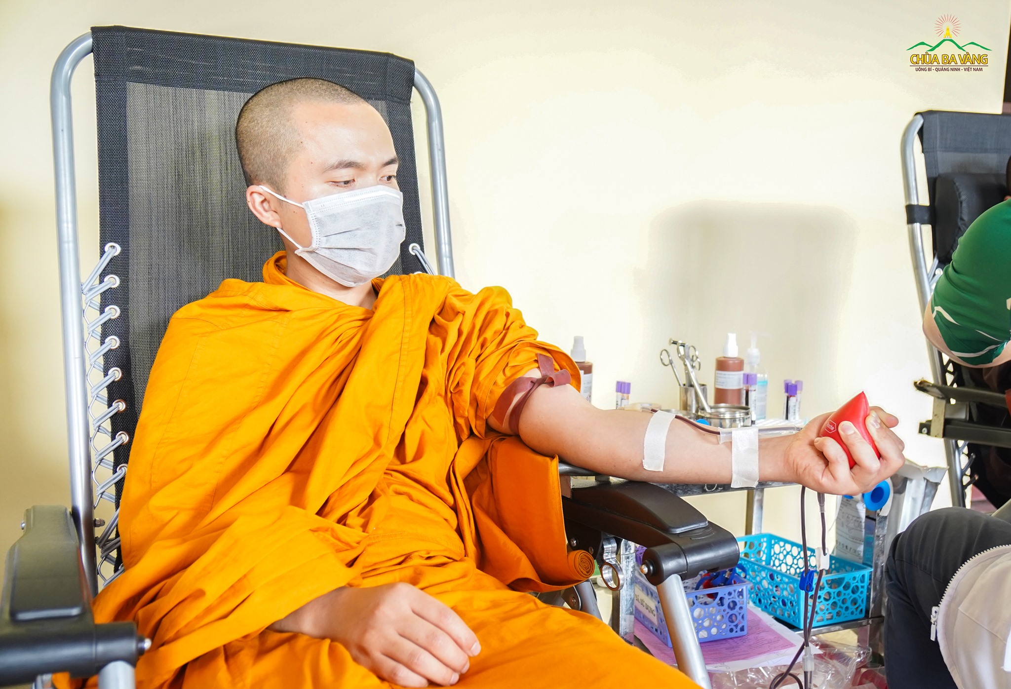 Hiến máu cứu người là hành động bố thí nhân văn cao cả (ảnh chư Tăng chùa Ba Vàng năm 2021)