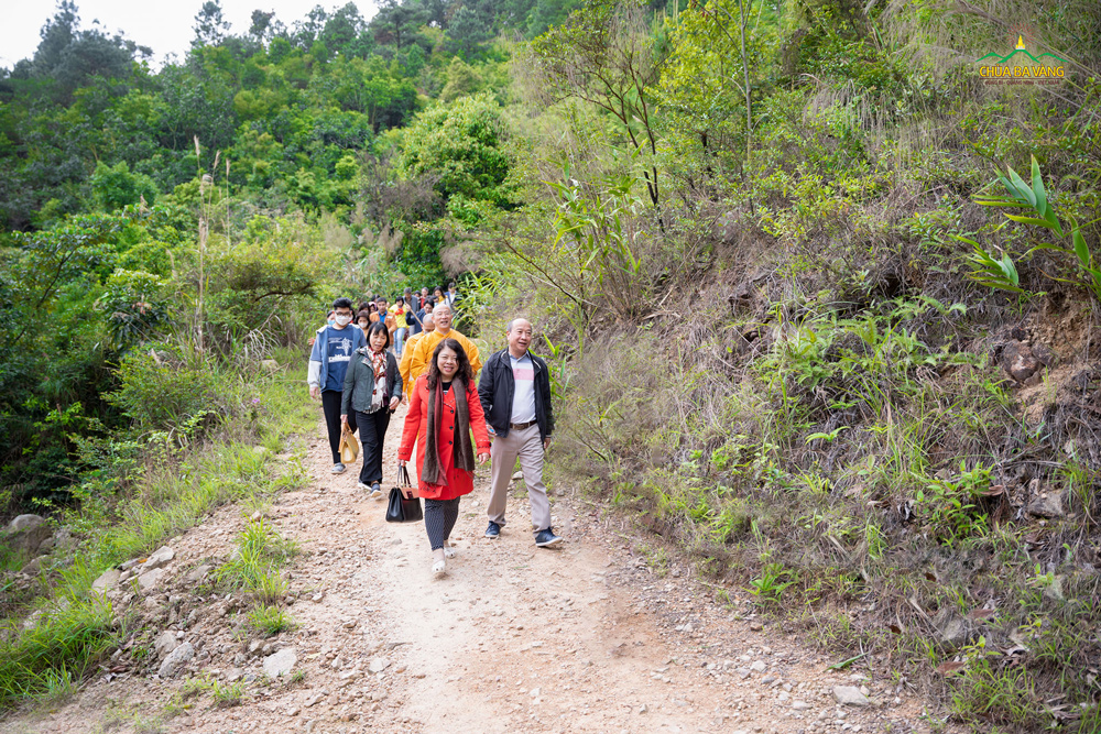 Với sự hướng dẫn của Sư Phụ, các cựu sinh viên K26 vào thăm nơi thiền tu của chư Tăng chùa Ba Vàng