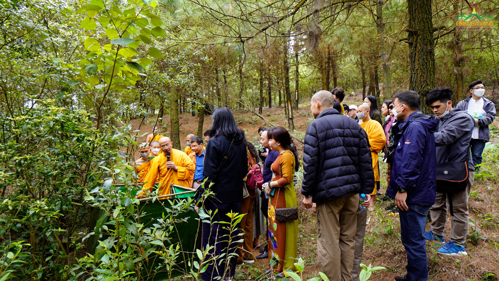 Sư Phụ Thích Trúc Thái Minh giới thiệu với những người bạn cũ về đời sống sinh hoạt của chư Tăng trong rừng