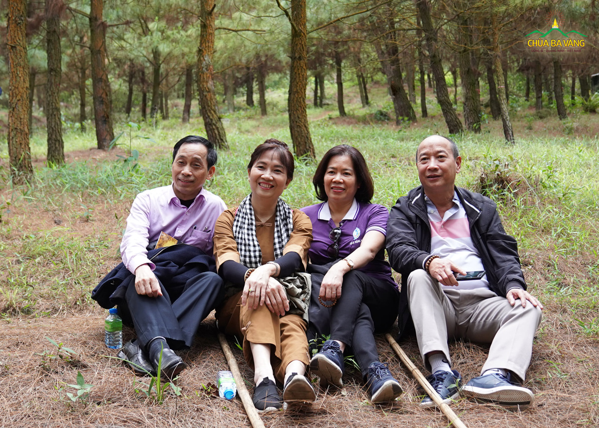 Các cựu sinh viên K26 chụp ảnh lưu niệm tại khu rừng thiền chùa Ba Vàng