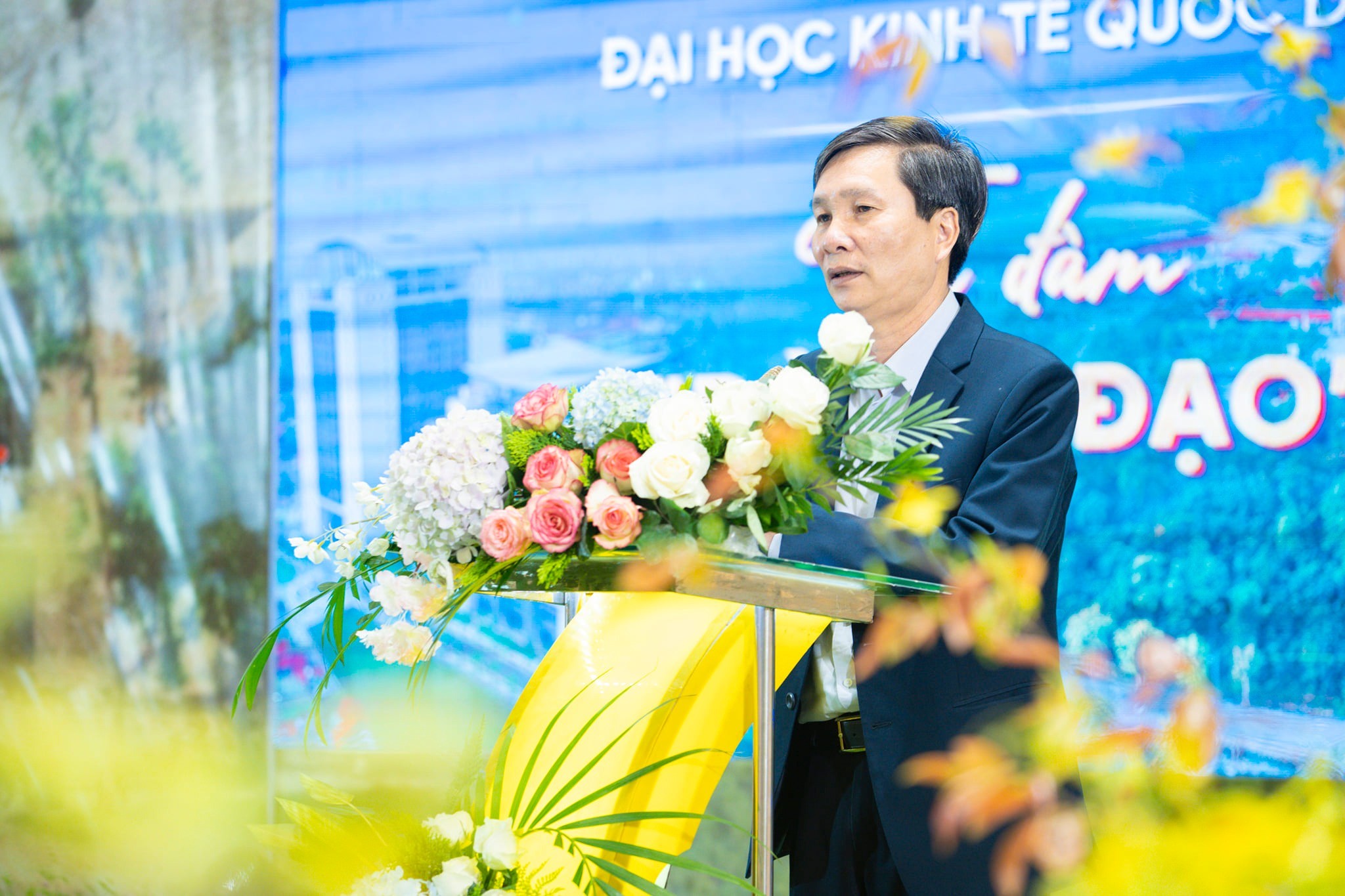 Ông Nguyễn Văn Thành - Phó Chủ tịch thường trực UBND TP.Uông Bí phát biểu và gửi lời cảm ơn tới sự quan tâm của các cựu sinh viên Trường Đại học Kinh tế Quốc dân