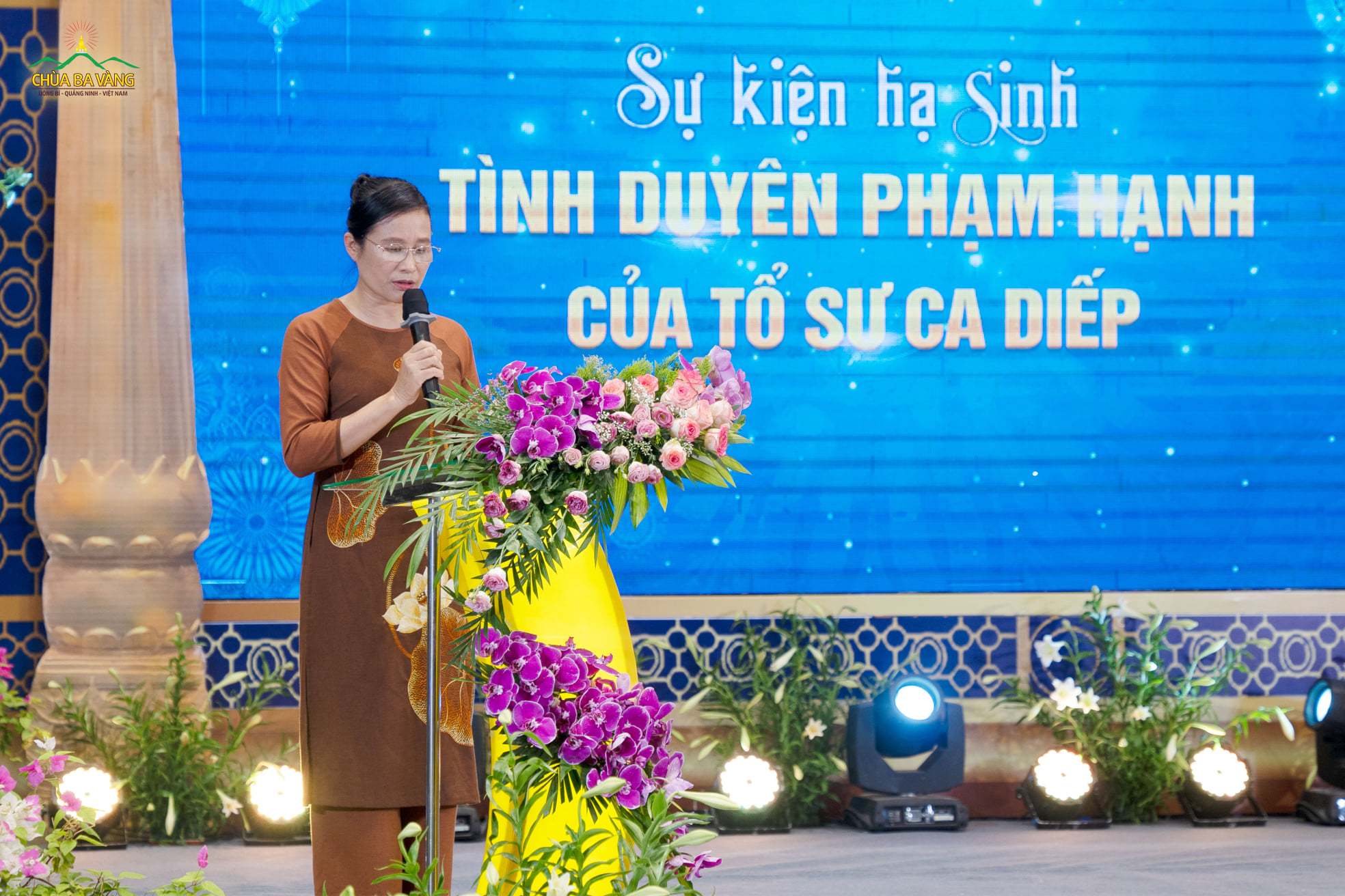 Phật tử Phạm Thị Yến - Chủ nhiệm CLB Cúc Vàng - Tập Tu Lục Hòa đại diện phát biểu khai mạc chương trình